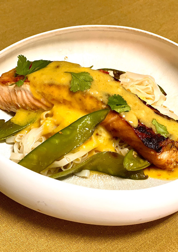 Una foto de Salmón estilo thai con salsa de mango y coco