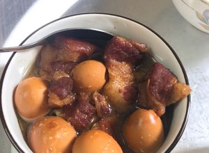 Hình của món Thịt kho tàu trứng cút.