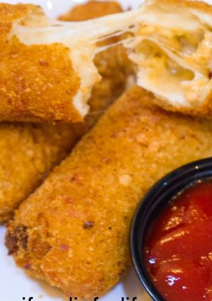 A picture of Alfredo Bread Rolls.
