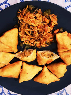 नूडल्स समोसा (noodles samosa recipe in Hindi) रेसिपी मुख्य फोटो