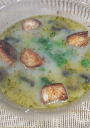 Una foto de Sopa de champiñones y verdura casera con crutones
