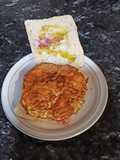 Bocata de tortilla con especias y paté de remolacha