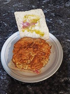 Una foto de Bocata de tortilla con especias y paté de remolacha