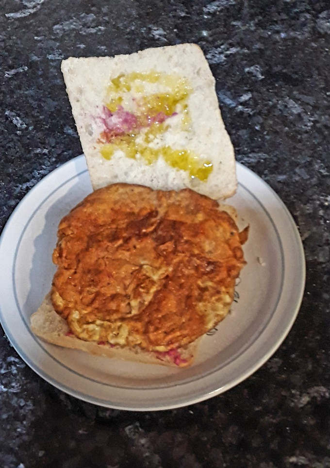 Una foto de Bocata de tortilla con especias y paté de remolacha