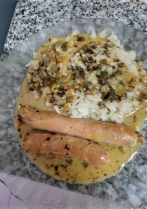 Una foto de Salchichas al verdeo con Roquefort, acompañadas con arroz