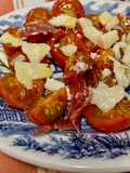 Tomates cherry con lascas de parmesano y jamón ibérico