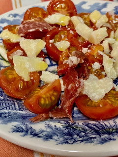 Una foto de Tomates cherry con lascas de parmesano y jamón ibérico