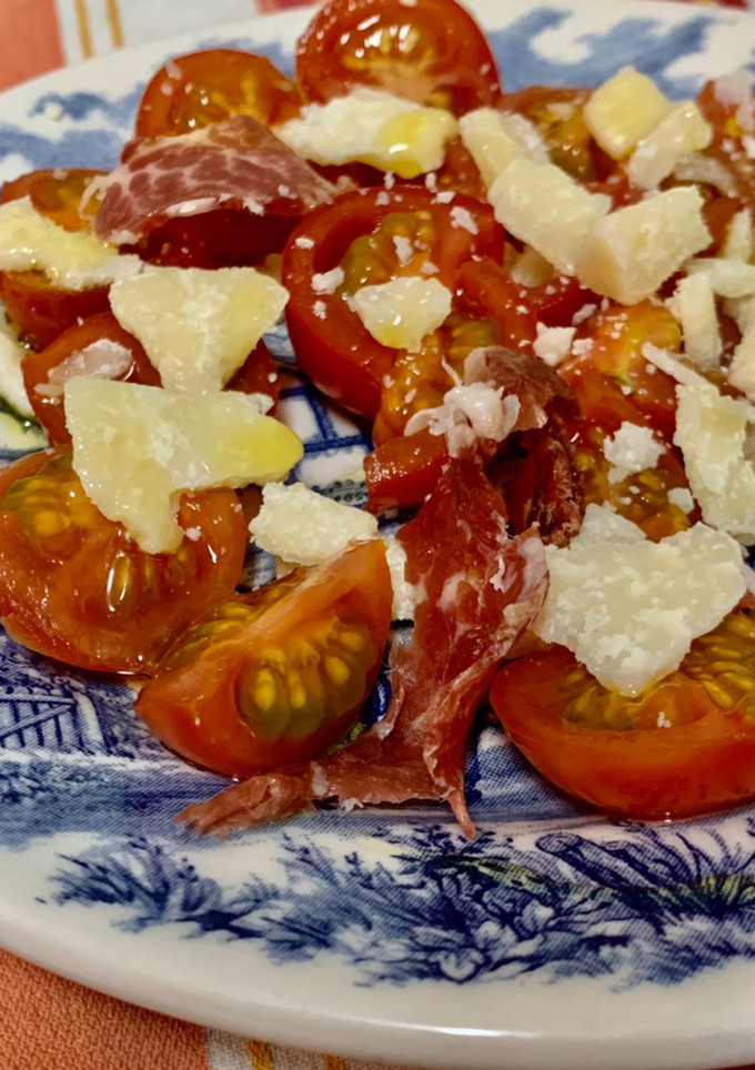 Una foto de Tomates cherry con lascas de parmesano y jamón ibérico