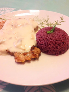Una foto de Albacora a la plancha en salsa de champiñón y arroz al vino tinto