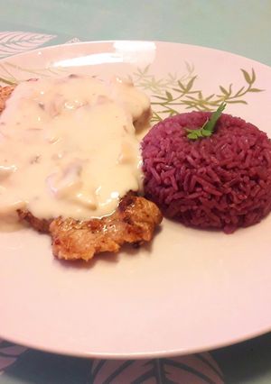 Una foto de Albacora a la plancha en salsa de champiñón y arroz al vino tinto