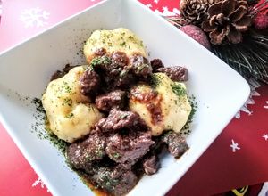Vörösboros szarvaspörkölt burgonya gombóccal recept fotója