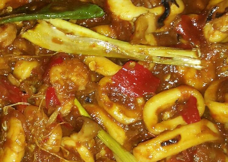 Bagaimana Menyiapkan Cumi Udang Pedas Asin Manis, Enak