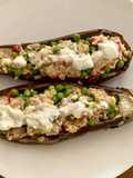 Berenjena rellena de mijo y guisantes