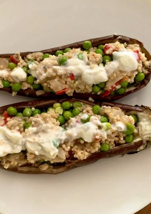 Una foto de Berenjena rellena de mijo y guisantes