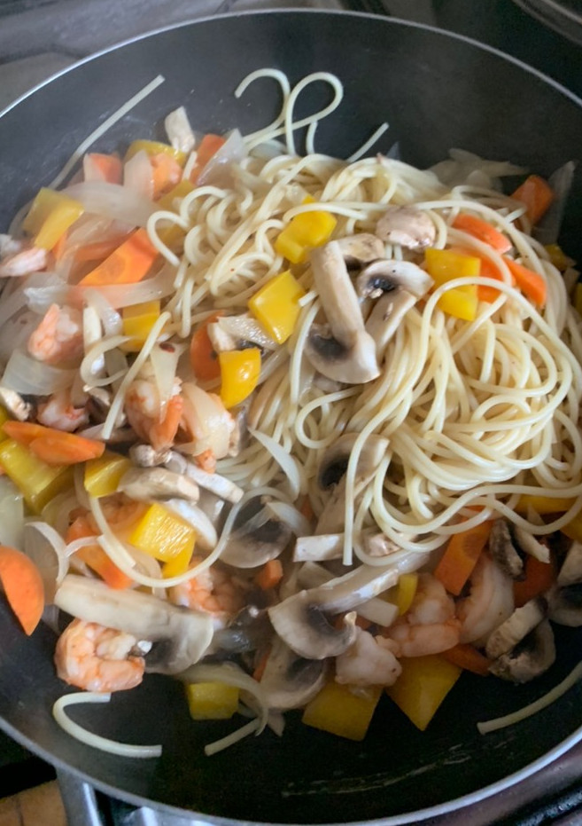 Una foto de Spaghetti con salteado de camarones y verduras