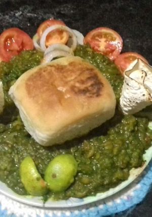 A picture of Hariyali pavbhaji.