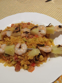Una foto de Migas caseras con verdura su chorizo y brochetas