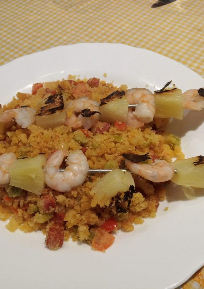 Una foto de Migas caseras con verdura su chorizo y brochetas