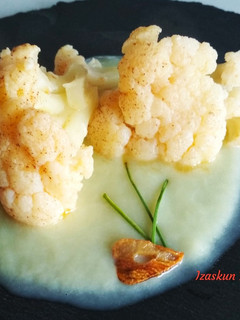 Una foto de Coliflor con refrito sobre crema de patata y puerro