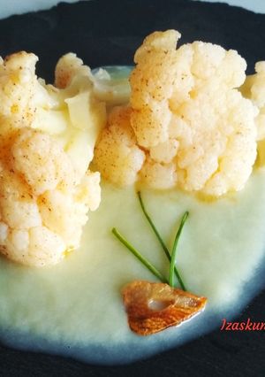 Foto principal de Coliflor con refrito sobre crema de patata y puerro