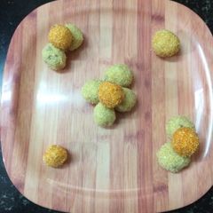 A picture of Sabudana Rava ladoo.