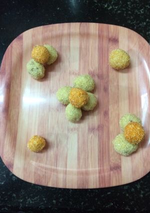 A picture of Sabudana Rava ladoo.