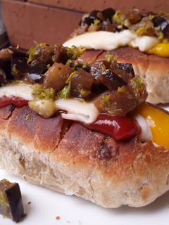 Una foto de Perritos🌭🧀🥓 calientes🌭 con berenjenas🍆!!!