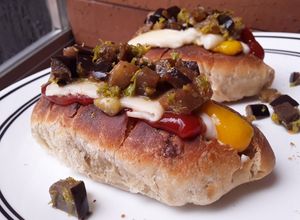 Una foto de Perritos🌭🧀🥓 calientes🌭 con berenjenas🍆!!!