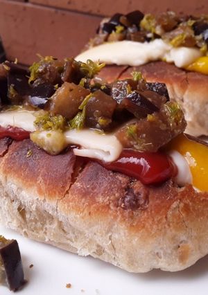 Una foto de Perritos🌭🧀🥓 calientes🌭 con berenjenas🍆!!!