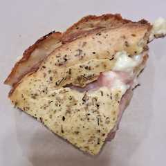 Una foto de Torta Salada de Jamón, Queso y Cebolla Caramelizada