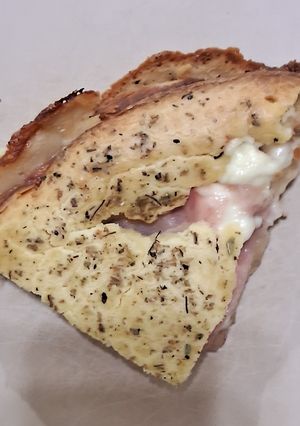 Una foto de Torta Salada de Jamón, Queso y Cebolla Caramelizada