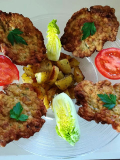 Una foto de Filetes de pollo semi rusos con patatas al horno