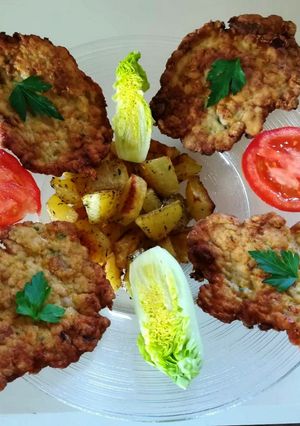 Una foto de Filetes de pollo semi rusos con patatas al horno