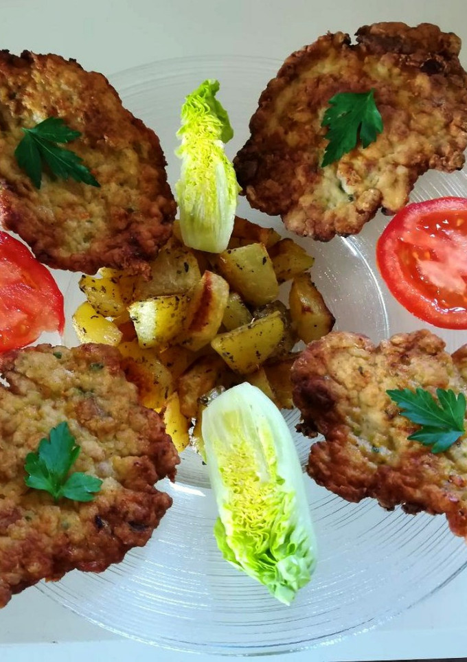 Una foto de Filetes de pollo semi rusos con patatas al horno