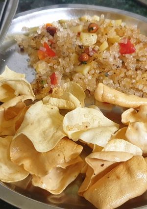 साबूदाने की खिचडी और होम मेड आलू चिप्स रेसिपी मुख्य फोटो