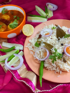 कुकर पुलाव और आलू दम (Cooker Pulao Aur Aloo Dum recipe in hindi) रेसिपी मुख्य फोटो