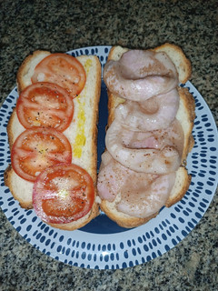 Una foto de Bocadillo de cochinitos con pan de pueblo y tomate