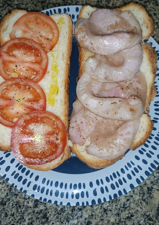 Una foto de Bocadillo de cochinitos con pan de pueblo y tomate