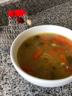 Una foto de Sopa de pollo con verduras y fideos