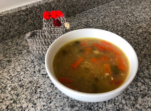 Una foto de Sopa de pollo con verduras y fideos