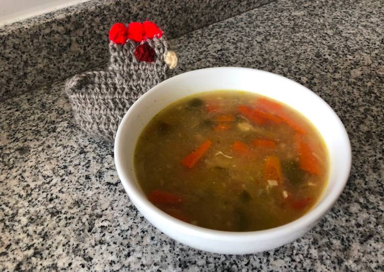 Sopa de pollo con verduras y fideos