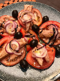 Una foto de Ensalada de tomate y melva canutera