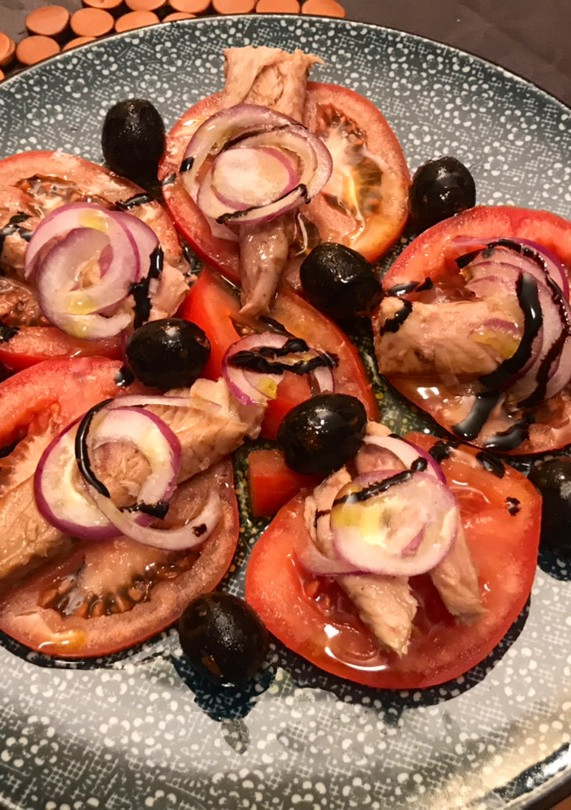 Una foto de Ensalada de tomate y melva canutera