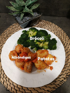 Una foto de Albóndigas con patata y brócoli