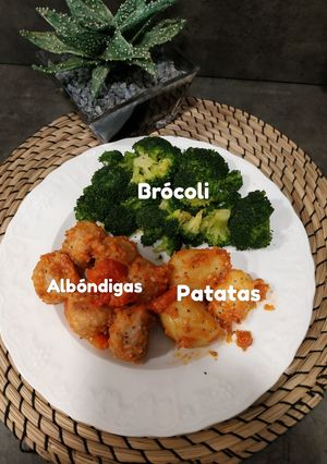 Una foto de Albóndigas con patata y brócoli
