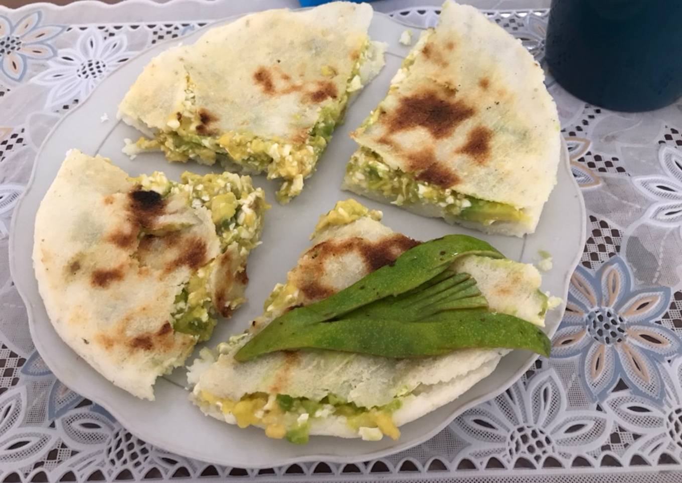 Arepa ocañera rellena con aguacate y queso