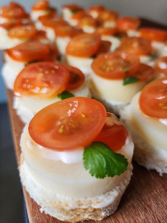 Una foto de Canapés de palmitos y cherrys