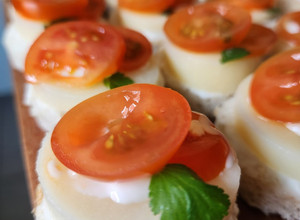 Una foto de Canapés de palmitos y cherrys