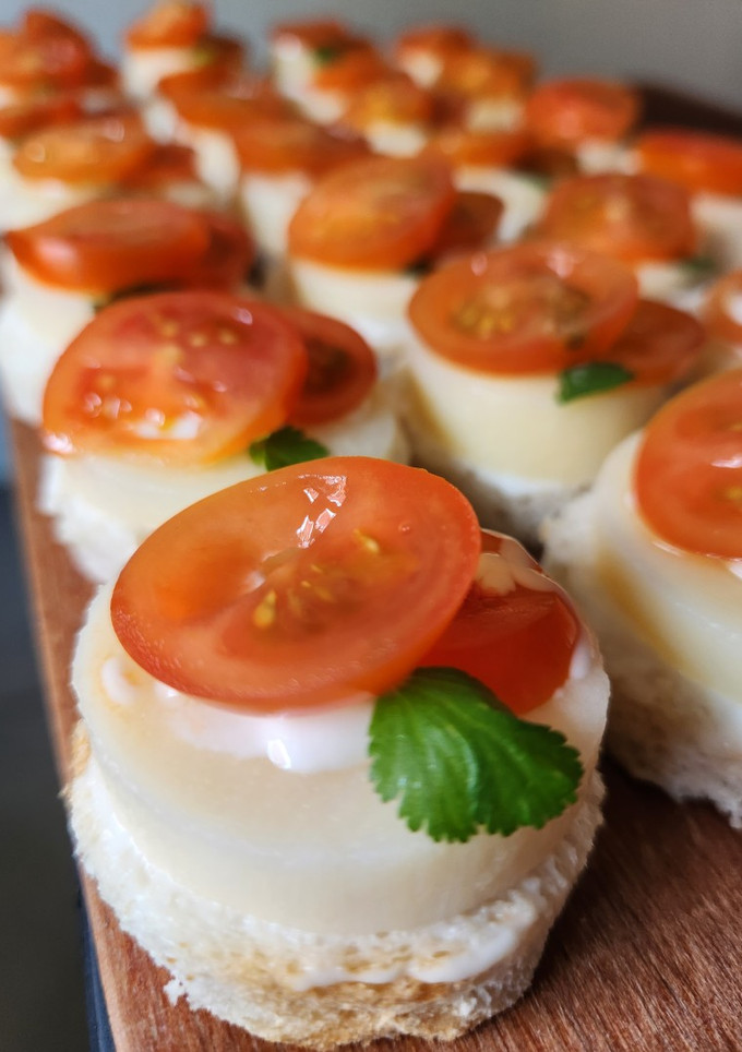 Una foto de Canapés de palmitos y cherrys