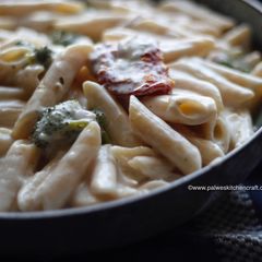 A picture of Vegetarian White sauce cream cheese pasta.